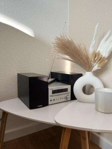 a counter with a microwave and a vase on a table at Quartier Südstrand - Ferienwohnung mit Meerblick in Fehmarn