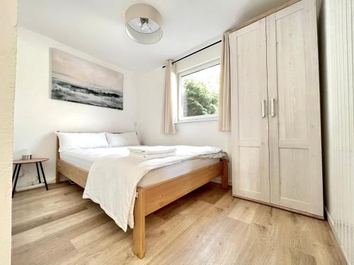 Ένα ή περισσότερα κρεβάτια σε δωμάτιο στο Amsel Appartements - Geruhsam, Sonnig & Zentral - 3-Zimmer-Apartment