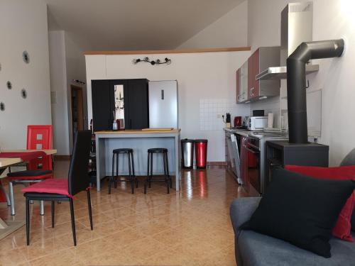 uma cozinha e sala de estar com mesa e cadeiras em SUNNY GAPI APP em Barbariga