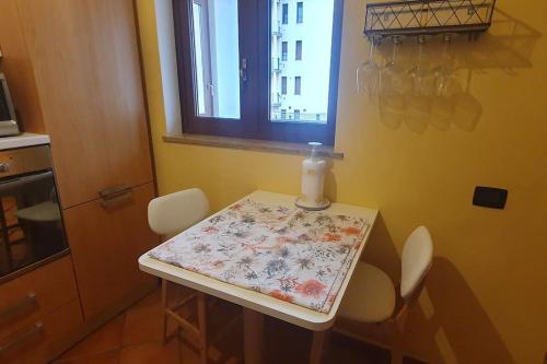 a small table in a kitchen with a window at Apartment near the airport station and city centre in Busto Arsizio