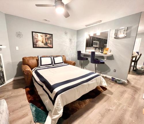 Luxury Townhome Jacksonville, NC في جاكسونفيل: غرفة نوم بسرير وطاولة وكراسي