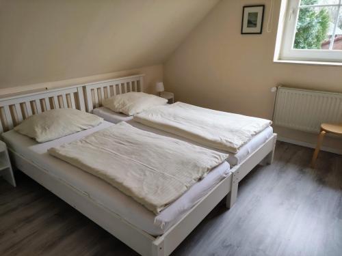 巴特布拉姆施泰特的住宿－Ferienwohnung Gisela Rohde，卧室设有两张单人床和窗户。