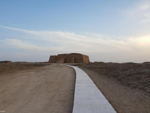 a dirt road in the middle of the desert at Dijlat Al Khair Hotel فندق دجلة الخير in Baghdad