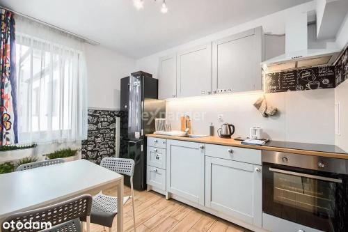 Kuchyňa alebo kuchynka v ubytovaní Studio LUX Gaj by Apartamenty na dni Wrocław