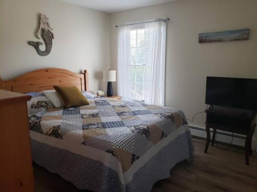 ein Schlafzimmer mit einem Bett und einem Klavier in der Unterkunft Cape Cod house in Barnstable