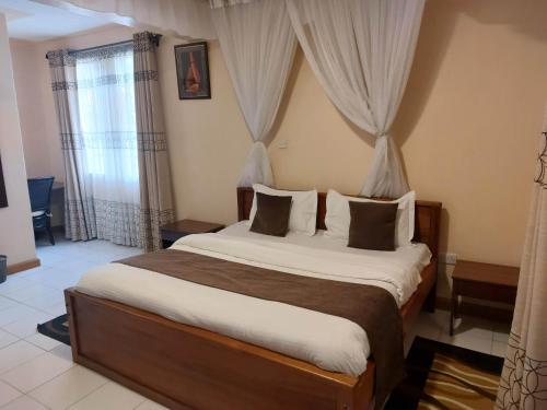 سرير أو أسرّة في غرفة في Roza Guest House