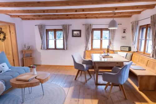 Landhaus im Allgäu في هالبليخ: غرفة معيشة مع أريكة زرقاء وطاولة