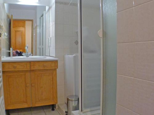 ein Bad mit einer Dusche und einem Waschbecken in der Unterkunft Appartement Samoëns, 2 pièces, 4 personnes - FR-1-629-72 in Samoëns