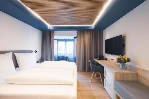 um quarto de hotel com uma cama e uma secretária em The Oceans em Timmendorfer Strand