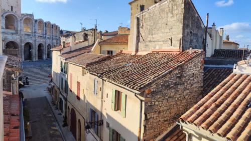 uma vista aérea de uma cidade antiga com edifícios em Arles Holiday - Le Refuge em Arles