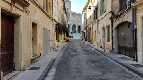 an empty street in an alley between buildings at Arles Holiday - Le Refuge in Arles