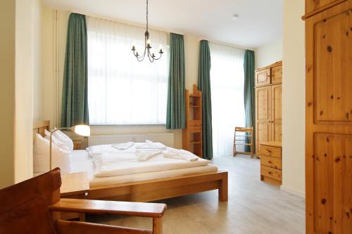 ein Schlafzimmer mit einem Bett und einem Kronleuchter in der Unterkunft Hamburg App. 01 in Ahlbeck