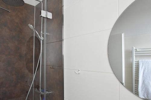 a bathroom with a mirror and a shower at Hamburg-App-04 in Ahlbeck