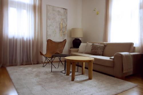 Vila Bellevue في لوهاتشوفيتسا: غرفة معيشة مع أريكة وطاولة