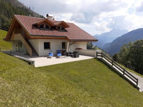 une petite maison au sommet d'une colline dans l'établissement Appartamento l’ Aier - Arabba - Dolomiti, à Livinallongo del Col di Lana