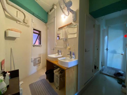 東京にあるSTAY WORK ASAKUSA guest house 浅草店の洗面台が2つと鏡があるバスルーム