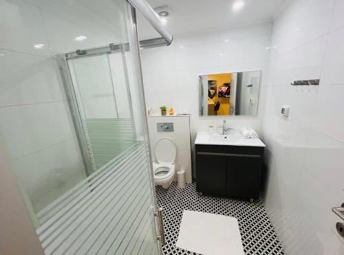 Et badeværelse på SPACiOUS and COZY 1BR APT EiLAT