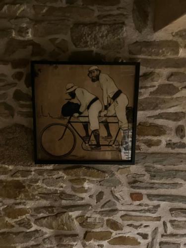 uma foto de dois homens numa bicicleta numa parede em Au cœur du quartier historique em Lannion