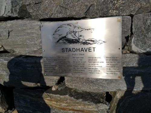a sign on the side of a stone wall at Nyoppusset leilighet. Dusj med steambad. in Åheim