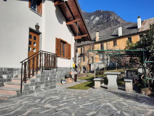 ein Gebäude mit einer Treppe und einem Gebäude mit einem Berg in der Unterkunft Casa Milia in Baceno