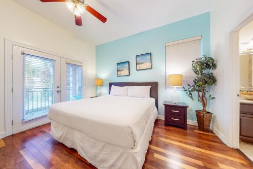 - une chambre avec un lit blanc et un ventilateur de plafond dans l'établissement Cara del Sol #10, à South Padre Island