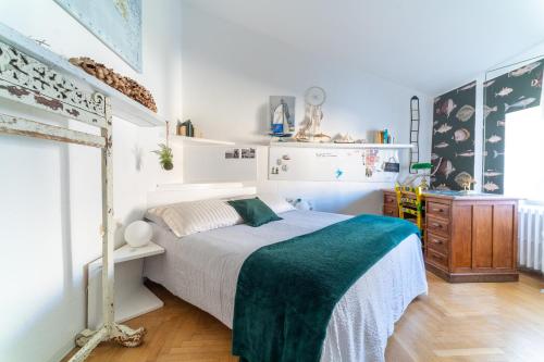 een slaapkamer met een bed met een groene deken bij Casa Tiramisù in Bergamo