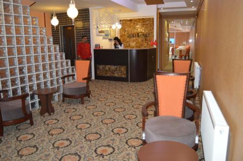 ein Restaurant mit Stühlen und einer Theke und einer Person in der Unterkunft Vadi-i Leman Hotel in Adıyaman