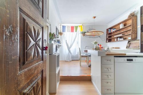 eine Küche mit einer großen Holztür und einem Tisch in der Unterkunft Casa Tiramisù in Bergamo