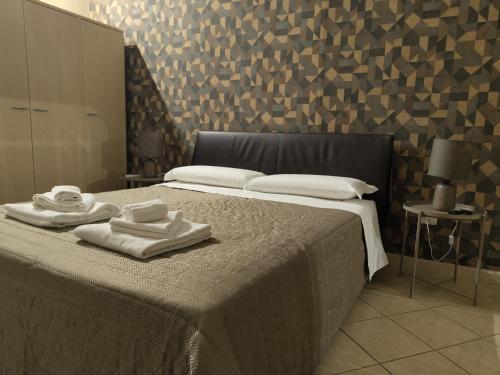 sypialnia z łóżkiem z ręcznikami w obiekcie Hotel Trieste w Katanii