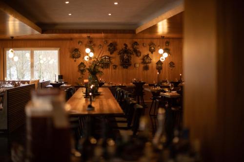 a restaurant with a long wooden table and chairs at DAS SCHÖNE LEBEN Pop-Up Hotel in Hornberg