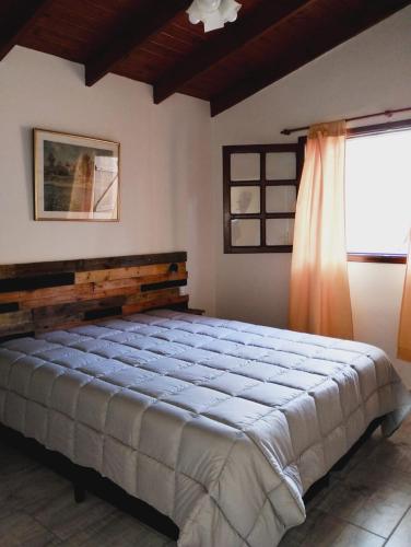1 dormitorio con 1 cama grande en una habitación en Casa Inti Quiya II en Merlo