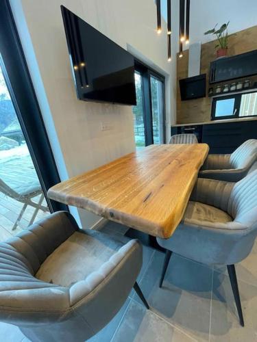 Cucina o angolo cottura di Alpine Wooden Villa with a View