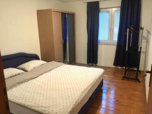 una camera con letto e finestra di Apartman Antonia a Kupres