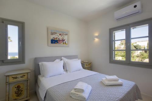 Postel nebo postele na pokoji v ubytování Villa Rinia - seaview villa