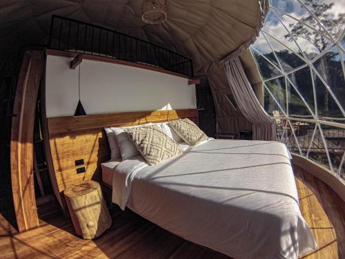 1 cama en una habitación redonda en un barco en TREE TREK BOQUETE Adventure Park, en Boquete