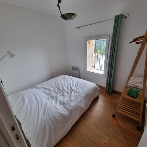 - une chambre avec un lit, une échelle et une fenêtre dans l'établissement Gîte La Foux de Peyroules, à Peyroules