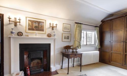 a living room with a fireplace and a window at B&B Harlington Manor in Harlington