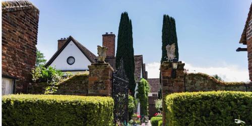 a row of hedges in front of a house at B&B Harlington Manor in Harlington