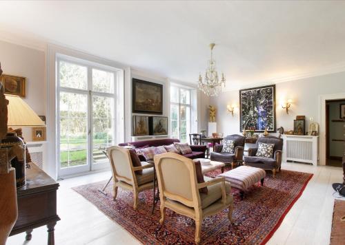 a living room with a couch and chairs at B&B Harlington Manor in Harlington