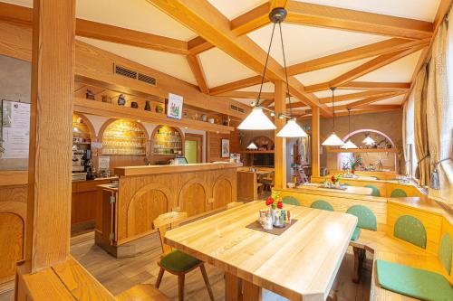 eine große Küche mit einem Holztisch und Stühlen in der Unterkunft Gasthof zur Post in Sankt Kathrein am Hauenstein