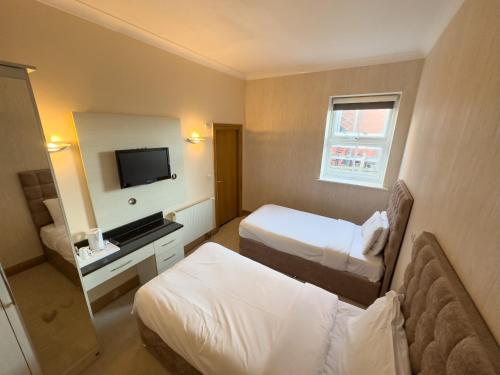 Postel nebo postele na pokoji v ubytování Baylis House Hotel