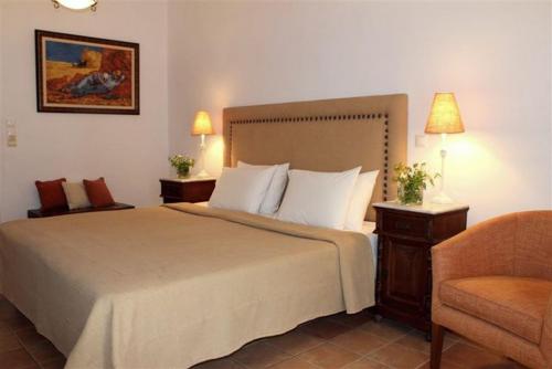 Una cama o camas en una habitación de Kastro Maini