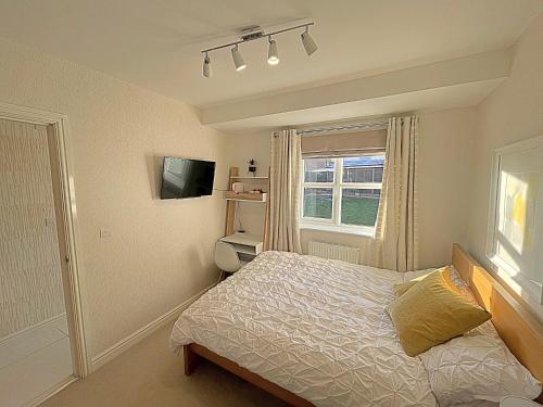Cosy & Chic in great location near Loughborough Uni & East Midlands Airport في لاوْبورو: غرفة نوم صغيرة بها سرير ونافذة