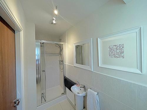 a bathroom with a toilet and a sink and a shower at Cosy & Chic in great location near Loughborough Uni & East Midlands Airport in Loughborough