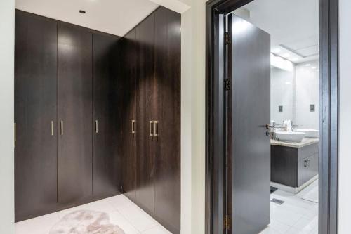 un bagno con mobili in legno scuro e un lavandino di Balqis Residense Palm Jumeirah,Pool, Beach, Top floor, Full sea view, Restaurants a Dubai