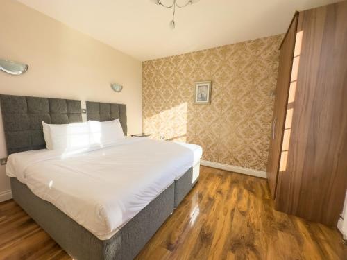 Postel nebo postele na pokoji v ubytování Baylis House Hotel
