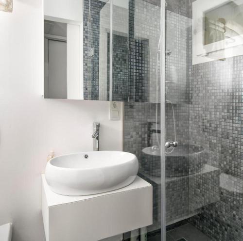 y baño blanco con lavabo y ducha. en Bodrum Horizon Villas, en Bodrum City