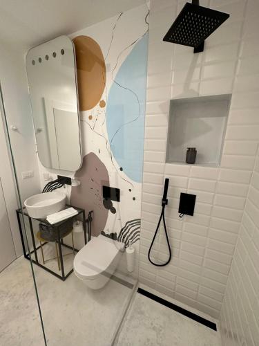 a bathroom with a toilet and a sink at ConnectIN Apartments in Pale