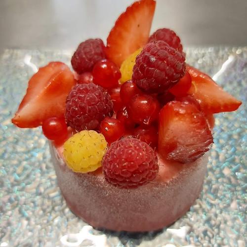 - un petit dessert accompagné de fruits dans l'établissement Au pays d'Angeline, à La Pacaudière