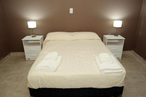 1 dormitorio con 1 cama con 2 mesitas de noche en Hosteria de Anquincila en Anquincila